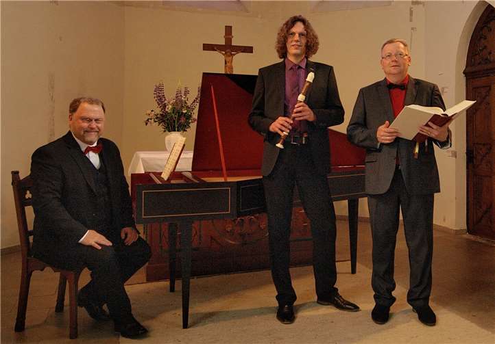 Gaben einen sinnenfrohen Konzertabend in der Wäller Kreisstadt (v. l.): Dekanatskantor Jens Schawaller, Blockflötist Torsten Greis und Theologe Ingo Jungbluthe. privat
