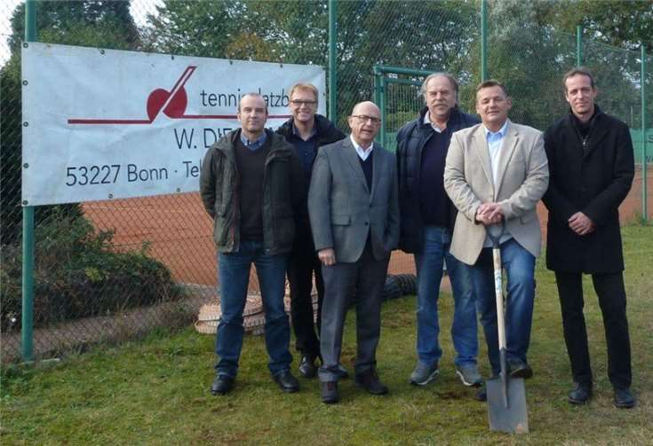 Gaben mit einem symbolischen Spatenstich den Startschuss für die Bauarbeiten: (v. li.) Jürgen Berhausen und Werner Prümm (Wirtschaftsförderung Stadtverwaltung), Bürgermeister Michael Kessler, Wilfried Dieckmann (Dieckmann Tennisplatzbau), Josef Klöckner und Michael Hahn (Tennisclub Bendorf). privat
