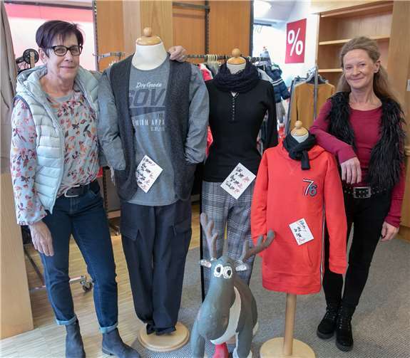 Gabi Bender (l.) geht zum Jahresende in den wohlverdienten Ruhestand und schließt dann auch ihr Kindermodenfachgeschäft „Gabi‘s Kinderland“ sowie das Herrenmodefachgeschäft „Corrado“. Gemeinsam mit ihrer Mitarbeiterin Manuela Leber dankt sie den langjährigen Kunden für ihre Treue. Foto: -JOST-