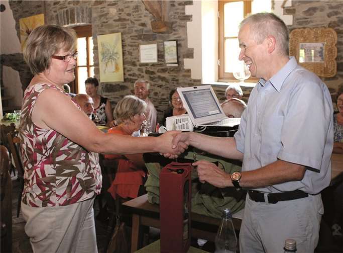 Gabi Christ bedankte sich bei Hans-Jürgen Jäger für seinen gelungenen Vortrag und überreichte eine Flasche Königinnenwein aus der Grand-Cru-Steillage des Königinnenwingerts im Oberfeller Rosenberg.privat