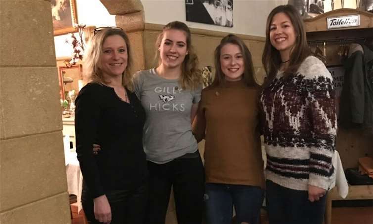 Gabi Höllger (Trainerin) und Louisa Huyeng (Trainerin) zeichneten Lilly-Sophie Ellerich und Kim Leydecker für 10 Jahre Blue Stars aus. privat