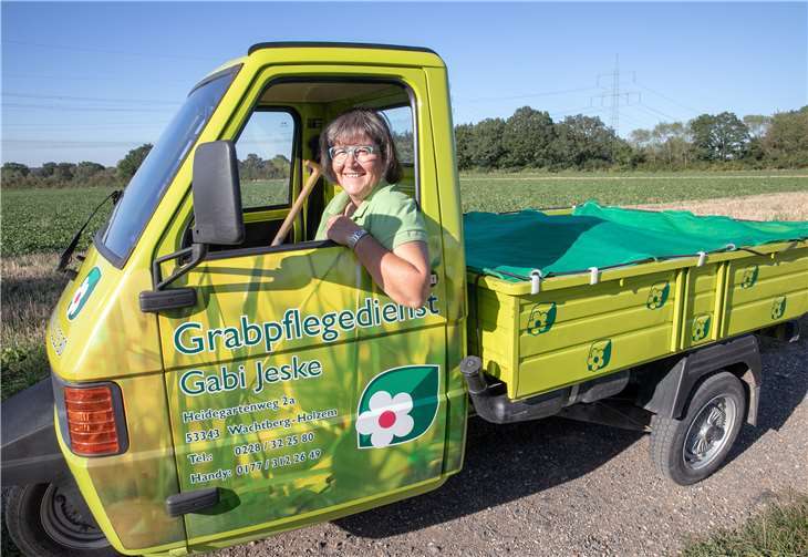 Gabi Jeske aus Holzem ist die richtige Ansprechpartnerin, wenn es um die Grabpflege geht. Foto: JOST