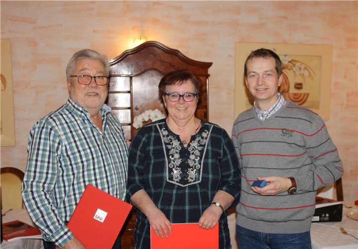 Gabi Kramer und Hajo Schwedthelm wurden durch den Ortsvereinsvorsitzenden Patrick Jungbluth (re.) für ihre langjährige Mitgliedschaft in der SPD geehrt.privat