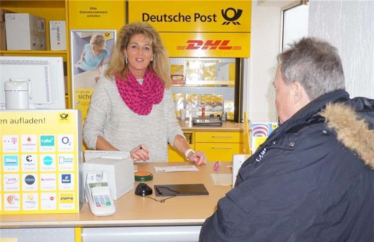 Gabi Labes (Foto) und Monika Wolf sind auch in der neuen Postfiliale kompetenten Beraterinnen. STUKO
