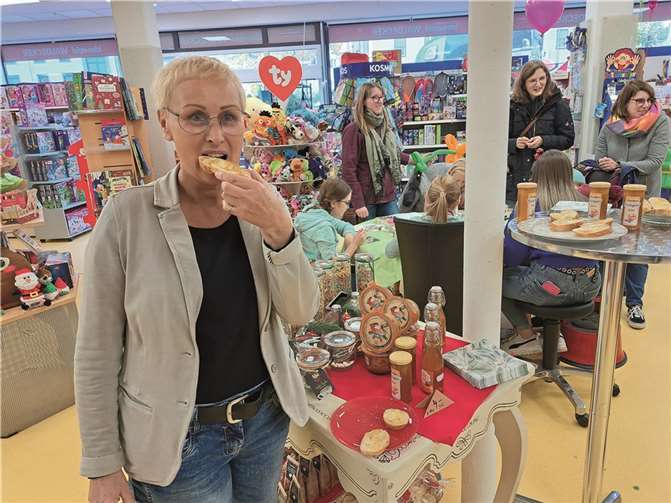 Gabi Waldecker genoss ebenso wie viele Besucher die im Geschäft präsentierten verschiedene Bratapfelkreationen, darunter köstlichen Bratapfelgelee der Mendiger Firma „Two Darlings“.