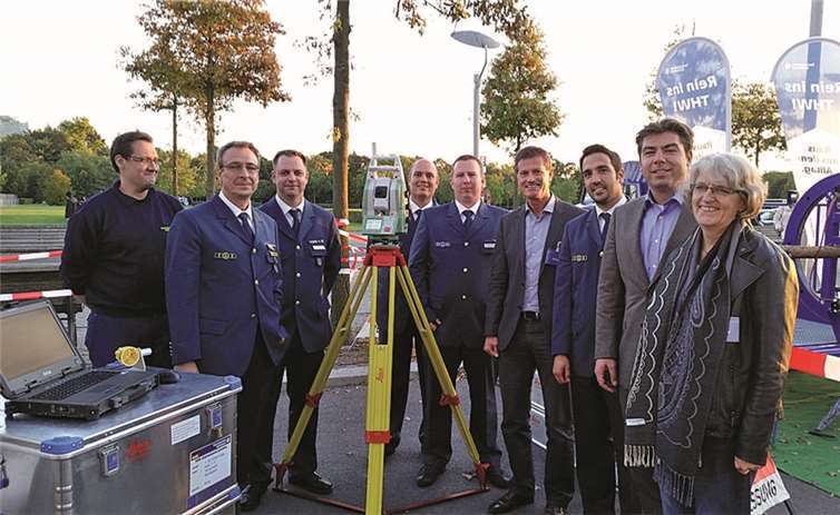 Gabi Weber, Thomas Hitschler und Detlev Pilger (alle SPD) mit Vertretern des THW OV Koblenz. privat