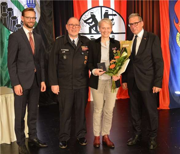 Gabi Wieland war sehr überrascht: Der Vorsitzende des Kreisfeuerwehr-Verbandes im Westerwaldkreis, Ralf Felix Kespe, ehrte sie mit der Florians-Medaille. Das ist die höchste Auszeichnung für zivile Personen, die im Feuerwehrwesen vergeben wird.