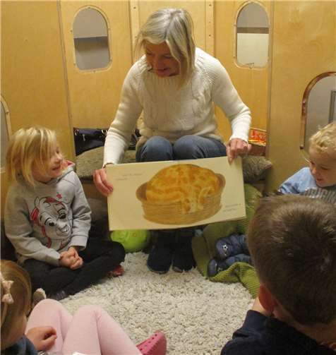 Gabi von Roje vom Mehrgenerationenhaus nimmt die Kinder mit in die spannende Welt der Literatur. Foto: privat