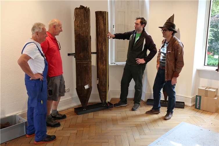 Gabriel Heeren (Ausstellungsleitung, 2.v.r.) freut sich mit Friedhelm Brandau (maßgeschneiderte Halterung der Pfähle), Roman Faßbender (ehrenamtlicher Helfer) sowie Andreas Schmicker (Koordination dendrochronologische Untersuchungen und Grafik) über die gelungene Ausstellung der historischen Brückenpfähle unter anderem vom Spessartsteg.  Foto: Stadt Sinzig