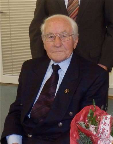 Gabriel Heimbach ist seit 80 Jahren Mitglied in der Feuerwehr. privat