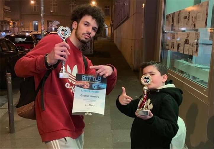 Gabriel Hermes (li.) und Arda Okuklu präsentieren stolz ihre ertanzten Trophäen. Foto: privat