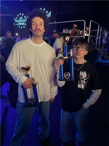 Gabriel Hermes und Arda Okuklu mit ihren Trophäen. Quelle: Gabriel Hermes