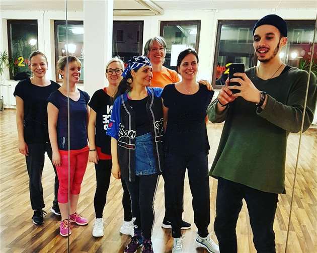 Gabriel Hermes zeigt die aktuellsten Moves und Choreos zu den neusten Hits.privat