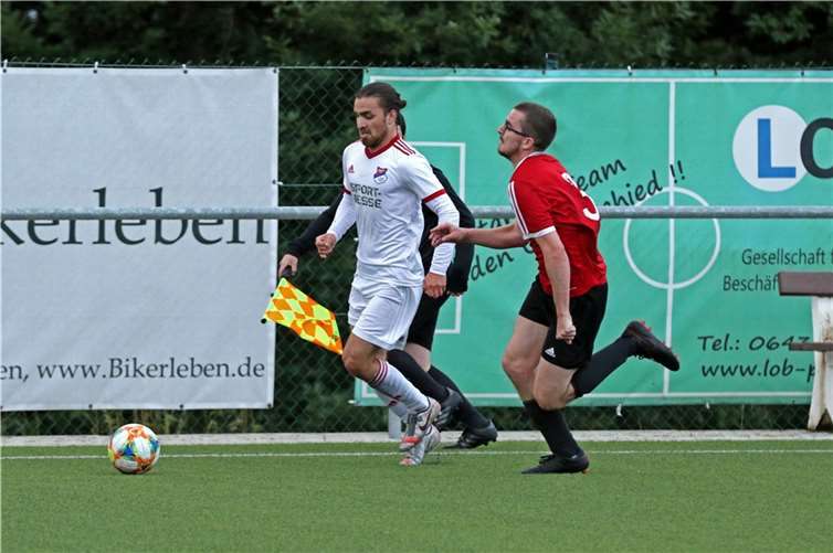Gabriel Leber (links) verlässt die Eisbachtaler Sportfreunde mit sofortiger Wirkung und schließt sich dem Bezirksligisten SV Hundsangen an.Foto: Andreas Egenolf