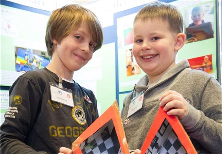 Gabriel Weiser (10) und Felix Möller (10) (von links) von der Katholischen Grundschule Hangelar siegten bei Schüler experimentieren in der Sparte Physik.Volker Lannert/Uni Bonn