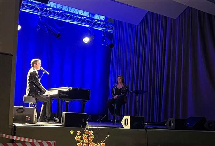 Gabriela Benesch, bekannt aus Theater und Fernsehen, zauberte zusammen mit dem Pianist Alex Parker und unter der musikalischen Leitung Erich Furrers eine einzigartige und berührende Hommage an den großartigen Künstler auf die Bühne. Foto: D. Sturm, VG Brohltal
