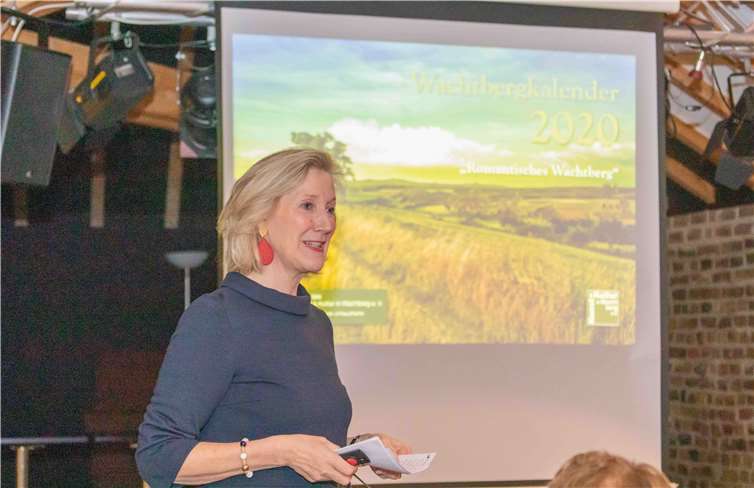 Gabriela Freifrau von Loë kündigt die Kalendervorstellung an.