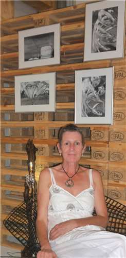 Gabriela Gessendorfer inmitten ihrer Schwarz-Weiß-Fotos.