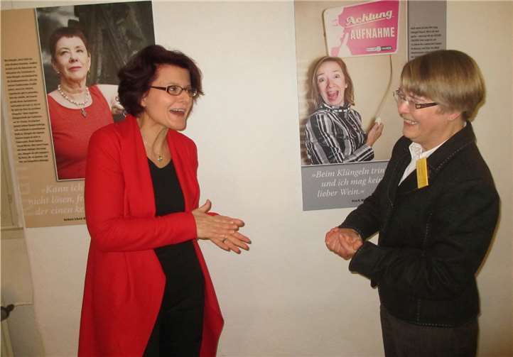 Gabriele Dafft (links) und Dr. Maria Burger, Vorsitzende des Zehnthausvereins, üben sich im „Eine Hand wäscht die andere“.privat