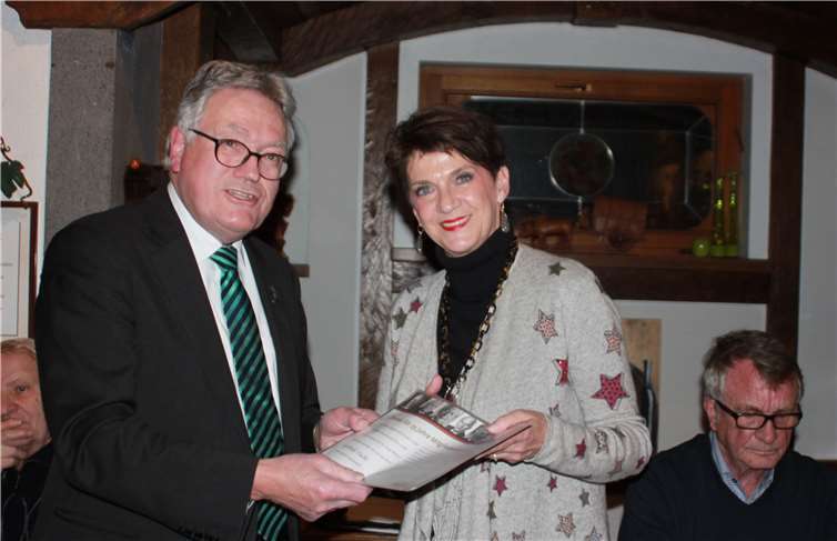 Gabriele Fuchs wurde für treue Verbundenheit zur CDU durch Ratsmitglied Peter Balmes geehrt.privat