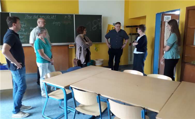 Gabriele Greis, Vorsitzende der SPD-Kreistagsfraktion (4. v.li.), Schulleiter Ernst G. Carstensen (3. v.re.), Landtagsabgeordnete Dr. Tanja Machalet (2. v.re.) sowie weitere Mitglieder der SPD-Kreistagsfraktion.Privat