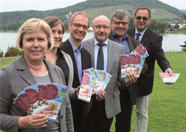 Gabriele Hermann-Lersch, Sonja Keller, Holger Klemm, Guido Job, Michael Mahlert (von vorne) präsentieren stolz einen Baustein zur Zusammenarbeit: Den Gesundheitsflyer. TER