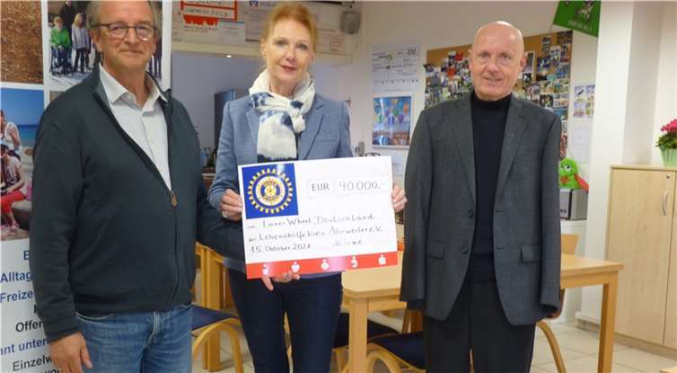 Gabriele Hiltl übergab im Namen von Inner Wheel Deutschland großzügige Spenden an das MVZ der Johanniter und an die Lebenshilfe Ahrweiler. Foto: Inner Wheel/Lebenshilfe