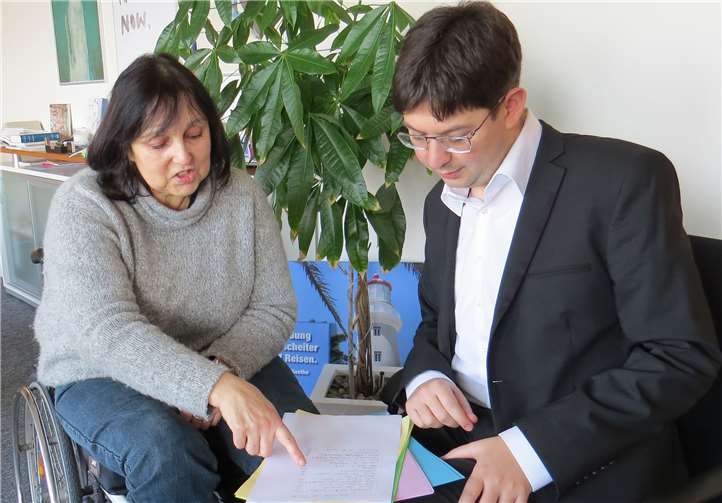 Gabriele Jung-Stertz, die Vorsitzende des Kinderschutzbundes Neuwied, und Bürgermeister Michael Mang analysieren die Liste der Kinderwünsche. privat