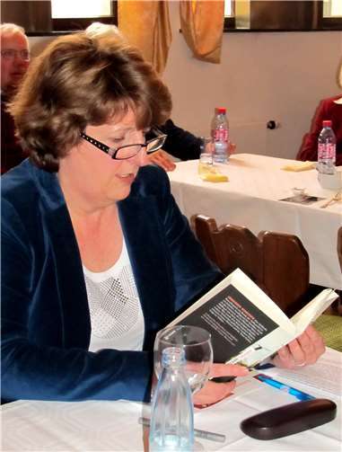 Gabriele Keiser liest aus ihrem Krimi „Ahrweinkönigin“. Fotos: privat