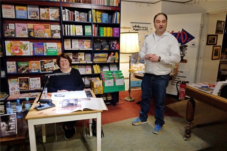 Gabriele Keiser mit Volker Geber, Inhaber der Buchhandlung Geber.  Fotos:infopress4u