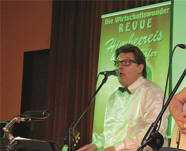 Himbeereis und flotter Käfer Gabriele und Alexander Russ vom Duo Bellevue entführten ihr Publikum in eine längst vergangene Zeit.