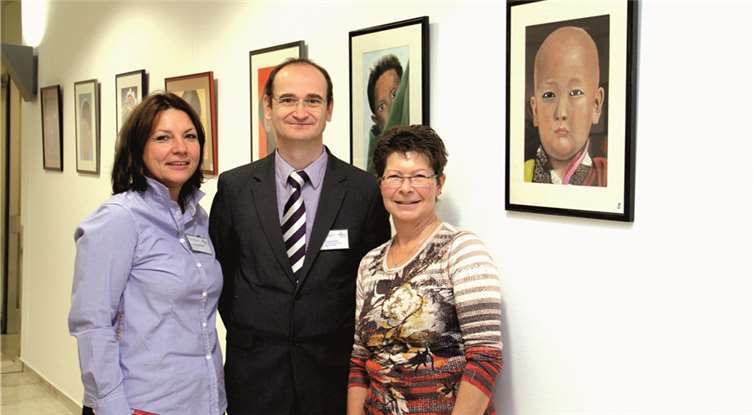 Gaby Frömbgen, die Krankenhausoberin (l.) und Thomas Karls, der Kaufmännische Direktor des Marienhaus Klinikums im Kreis Ahrweiler freuen sich über die Ausstellung von Künstlerin Irmtraud Gödtel (r.). Cornelia Kreutzberg