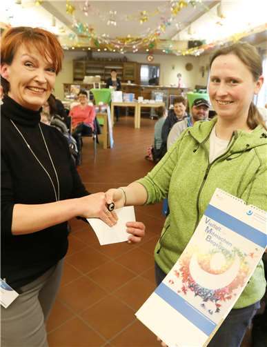 Gaby Furthmann (l.) überreichte einen Scheck in Höhe von 600 Euro an Sandra Schunk (r.).  privat