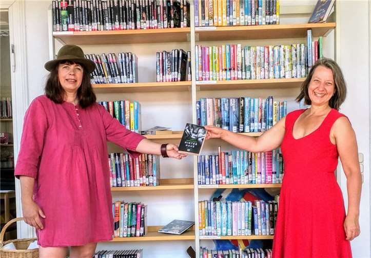 Gaby Heugen-Ecker freute sich über die Bücherspende von Katja Kleiber. Foto: privat