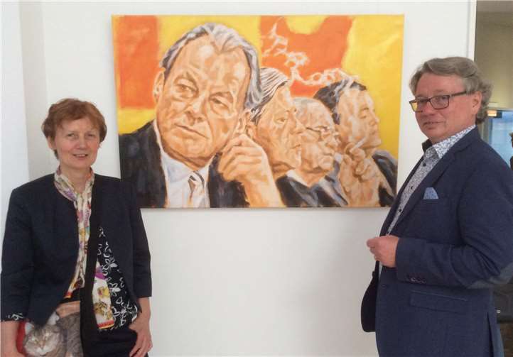 Gaby Kutz und Christoph Charlier vor dem Ölbild „Bundesparteitag 1979“, das eine Mäzenin, dem Willy-Brandt-Forum geschenkt hat. Foto: privat