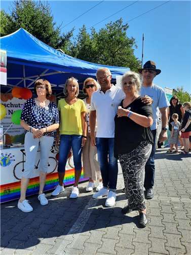 Gaby Uhr ( (2.v.l.) und Landrat Achim Hallerbach (3.v.r.) mit dem Team von „Nummer gegen Kummer“ im Kinderschutzbund Neuwied. Foto: privat