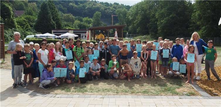 Gaby Zils (rechts) ehrte die erfolgreichen Teilnehmer des diesjährigen Schwimmfestes der Grundschulen. Stadt Bendorf am Rhein