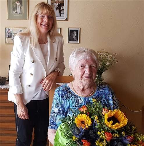 Gaby Zils überbrachte Glückwünsche an Elisabeth Zilles. Foto: Stadt Bendorf