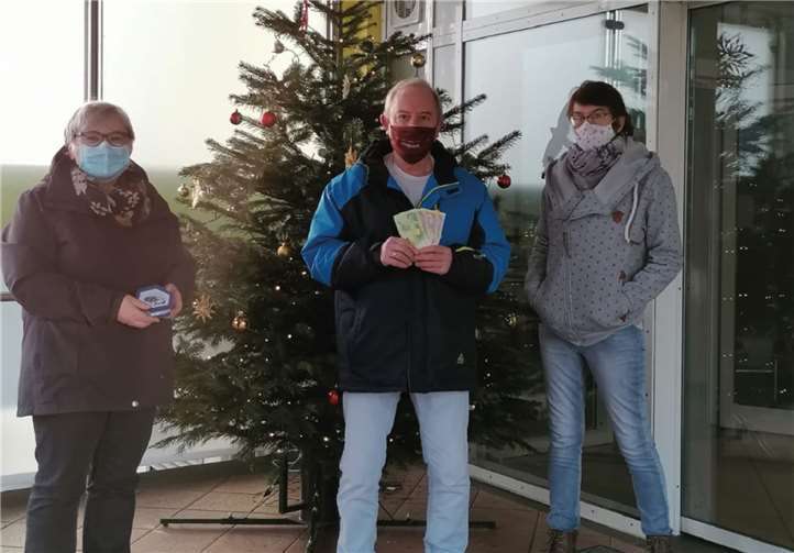 Gaby und Dieter Bonefas überreichten die Spende an Karin Vilz. Foto: privat