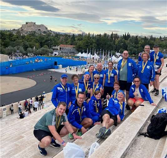 Gänsehaut pur beim Einlauf in das Stadion. Glückliche Gesichter für die LG’ler nach dem Zieleinlauf.  Fotos: Michael Rüb