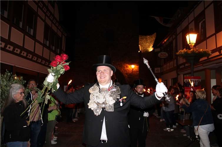 Gänsehaut pur: zu den Klängen von „Tochter Zion“ zog der neue Schützenkönig Justin Büch durch das Ahrtor in die Stadt ein. Fotos: DU