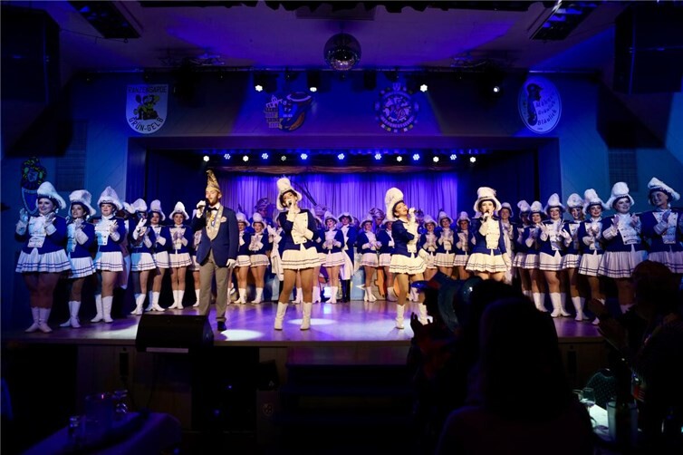 Gänsehautmoment zum Auftakt: Das 45-köpfige Grau-Blau-Ballett eröffnet die erste Sitzung. Foto:Sophia Weigand 