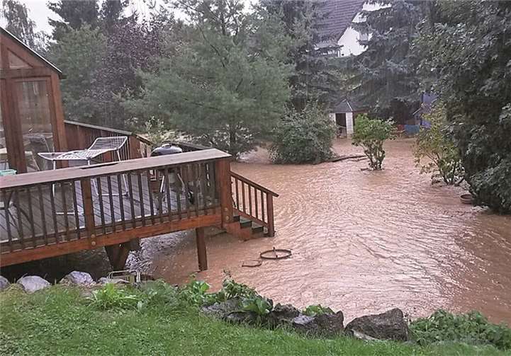 Gärten und Rasenflächen verwandelten sich in braune Seen.Hans Willi Kempenich, Niederzissen