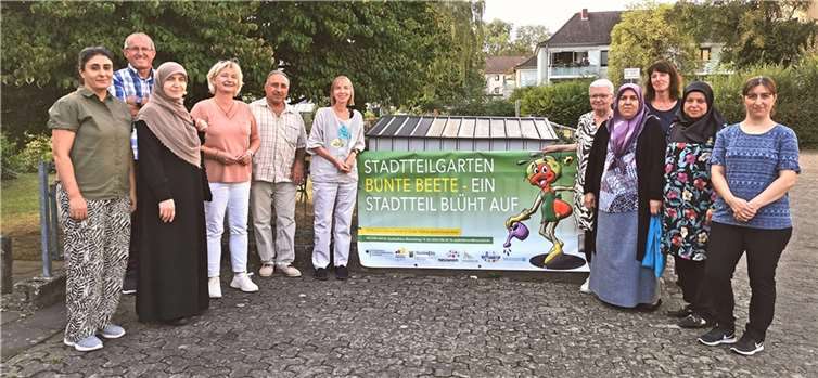 Gärtnerinnen und Gärtner des Stadtteilgarten-Projekt präsentieren gemeinsam mit Quartiermanagerin Alexandra Heinz (4.v.li.), Diakonie-Geschäftsführerin Renate Schäning (6.v.li.) und Diakonie-Mitarbeiterin Elke Voss (3.v.re.) stolz das neue Banner. Quelle: Stadt Neuwied