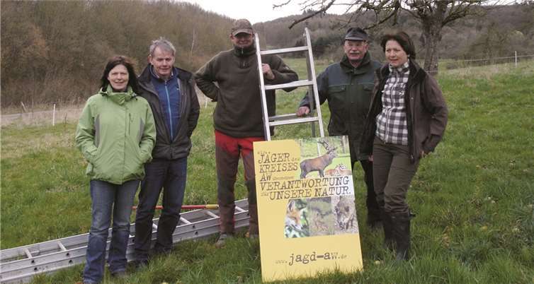 Gärtnermeister Andre Lüdenbach (Mitte) unterrichtete die Teilnehmer über die lebensverlängernden Maßnahmen bei den Bäumen der Streuobstwiesen. privat