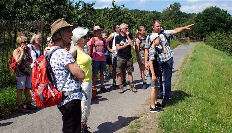 Gärtnermeister Andreas Anheier informiertedie Teilnehmer darüber, dass man in Mülheim-Kärlichnahezu optimale Bedingungen für den Anbau von Kirchen vorfindet.