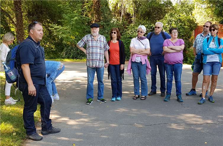 Gärtnermeister Andreas Anheier (l.) informierte die Teilnehmerder Wanderung an verschiedenen Zwischenstationen über Interessantes rund um den Apfelanbau in Mülheim-Kärlich.