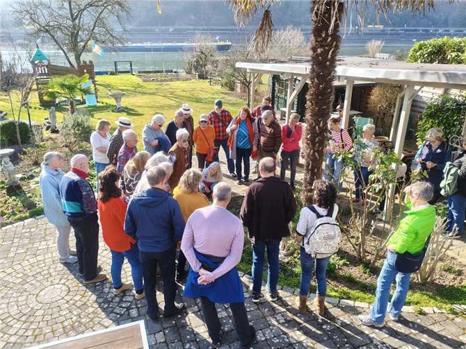 Gärtnermeister Eduard Richarz (Mitte) zeigt zahlreichen Gartenfreunden den richtigen Frühjahrsschnitt von Bäumen und Sträuchern.Foto: Norbert Buchbender