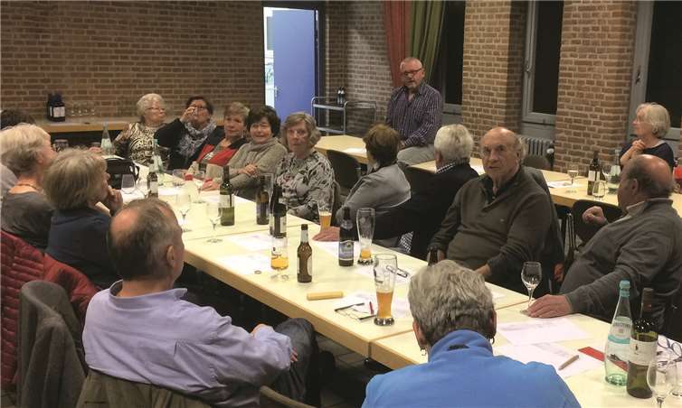 Gärtnermeister Welsch aus Unkel zu Gast beim OGV Rheinbreitbach. Foto: Andrea Profitlich