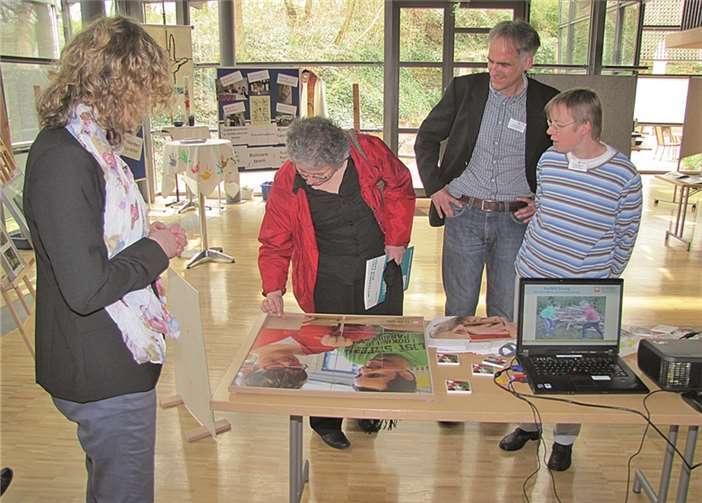 Gäste am Infostand während der Renovabis Fachtagung in Trier. Gäste aus Osteuropa informierten sich in der darauf folgenden Woche auch im Caritas Zentrum über die Betreuungssituation von Menschen mit Behinderungen in deutschen Einrichtungen.  Caritas Zentrum